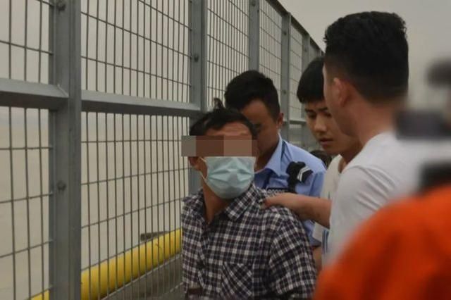 钱江潮叫板张学友 警方从观潮人群里揪出一逃犯