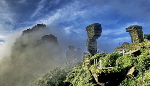 贵州的这个景区有世界上最险要的房屋，美的让人心里毫无杂念！