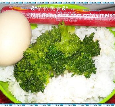 西兰花鸡蛋香肠炒饭