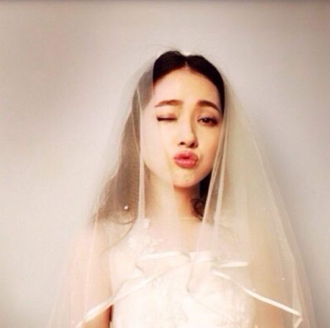 郭碧婷为《男人装》拍摄封面,美腿迷人