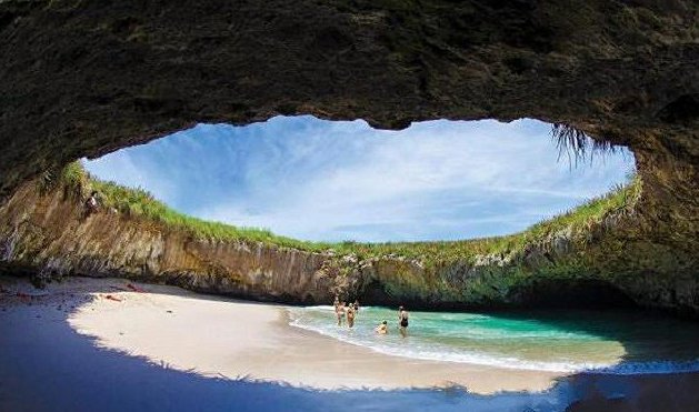 世界上最神奇的海滩:藏在小岛肚子里，只能从水下通道抵达!