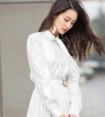 28岁李沁真会穿,一身白色连衣裙仙气十足,网友