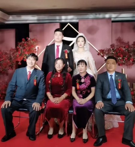 不再低调？大衣哥儿媳豪华座驾曝光，与朱小伟婚后生活甜蜜惹人羡