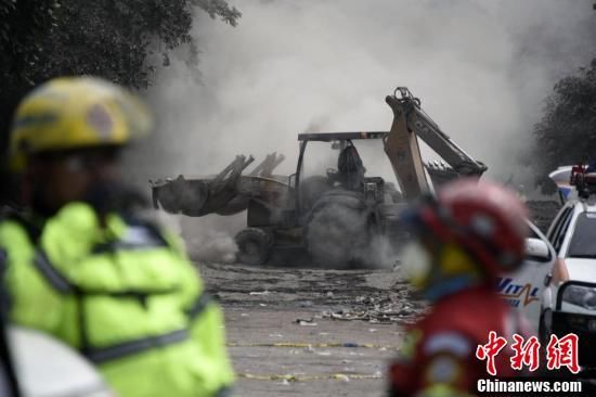 危地马拉富埃戈火山喷发 警察在火山灰中蹒跚而行