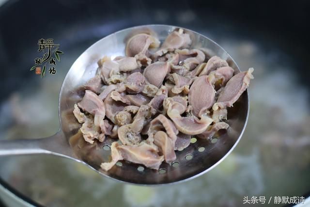 夏天凉拌菜不能少,这道小菜好吃易做,凉爽开胃,总也吃不够