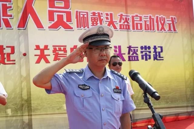 平阳倡导电动车骑乘人员佩戴安全头盔仪式在萧