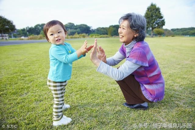 1岁女宝半夜哭闹不止，奶奶掀开被子后，偷偷瞒着家人去报警