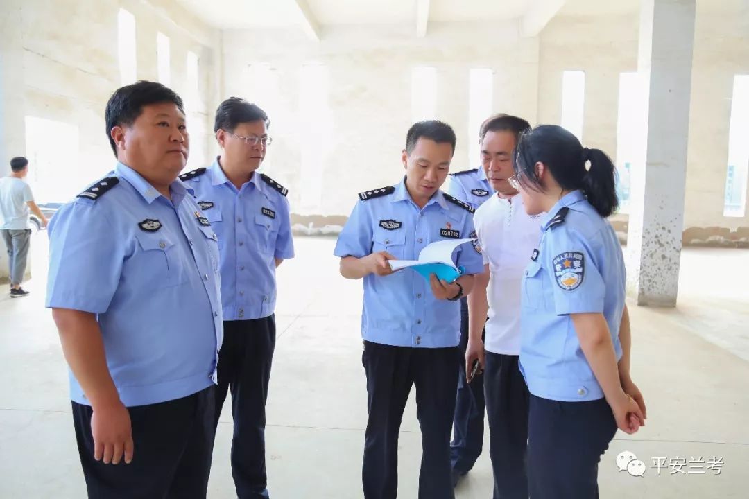 兰考公安局长王永召慰问街头交警 检查辅警训