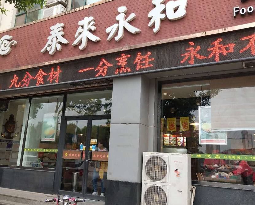 服务员帮助老人下台阶,这一幕真是太美了