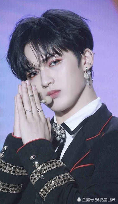 NPC粉丝奇葩灯牌,陈立农太抢眼,朱正廷太宠溺