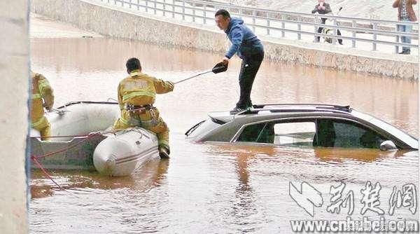 读报广州番禺积水淹没车顶 辅警砸窗救人 已无