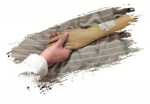 你能亲我一下吗? 56岁癌患打砸医院后,竟向护