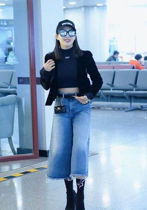 宋茜现身机场,卫衣搭配百褶裙好时髦,网友:腰带