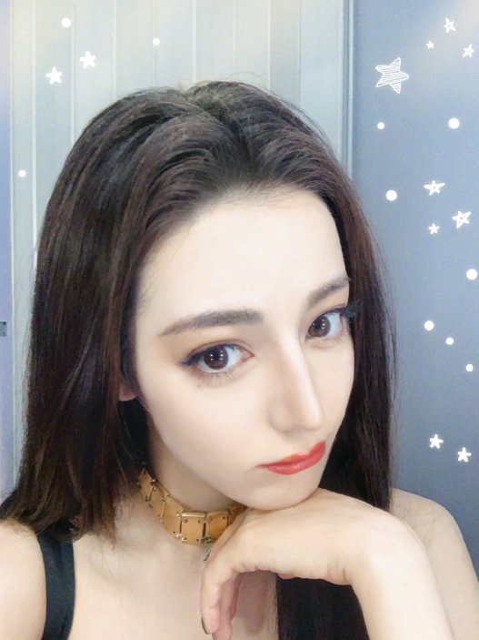 迪丽热巴对颜值有多自信？不做造型就敢上央视镜头，看到发际线笑出声！