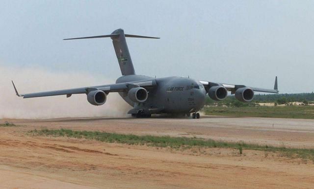 一次装2辆坦克的战略运输机你见过吗