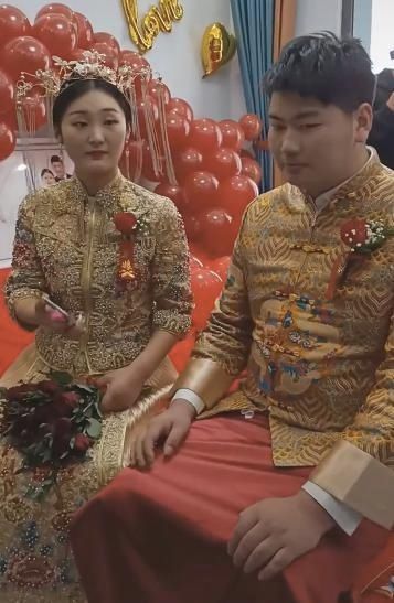 大衣哥儿媳回门宴造型曝光，唇红齿白身材高挑，比新婚造型还好看