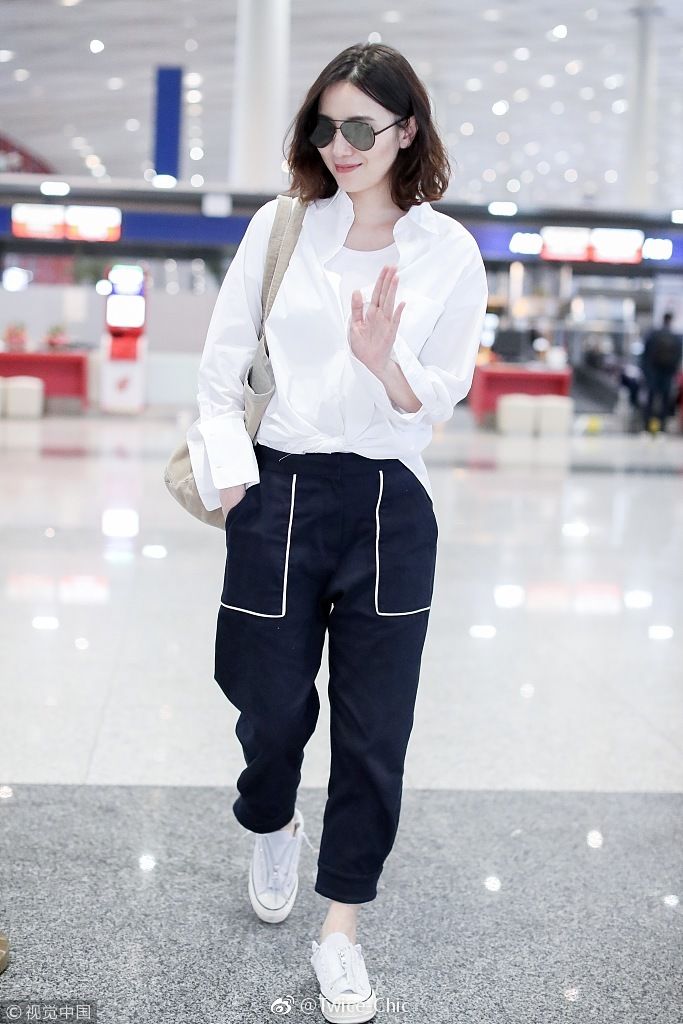 宋佳北京机场街拍，白衬衫搭配Miu Miu裤装，简约随性