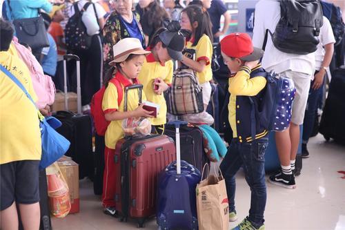 国学生到中国夏令营 带书本学汉语 爱踢足球偶