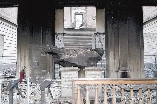 法国多地撤销巴黎圣母院捐款承诺,国内明星们