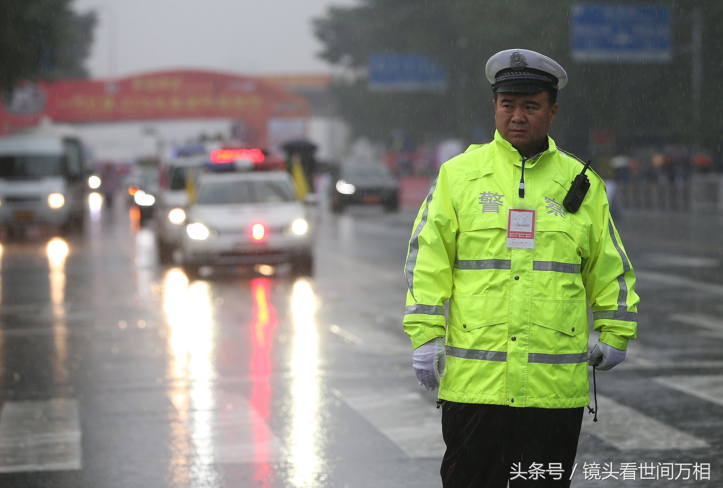 交警在大雨中坚守街头 向长春马拉松幕后英雄致敬