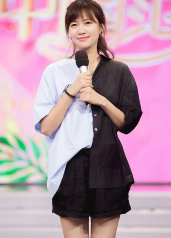 徐静蕾携老公同框亮相,穿灰色连帽卫衣低调秀恩爱,真令人羡慕!
