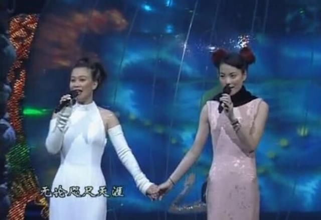 王菲那英时隔20年再演唱《岁月》,穿紫色华服