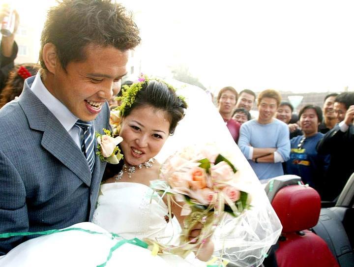 前国足最强中场退役后完成华丽转型 如今已成