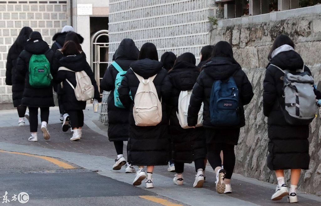 韩国高中女生几乎全是黑色羽绒大衣 不少女孩