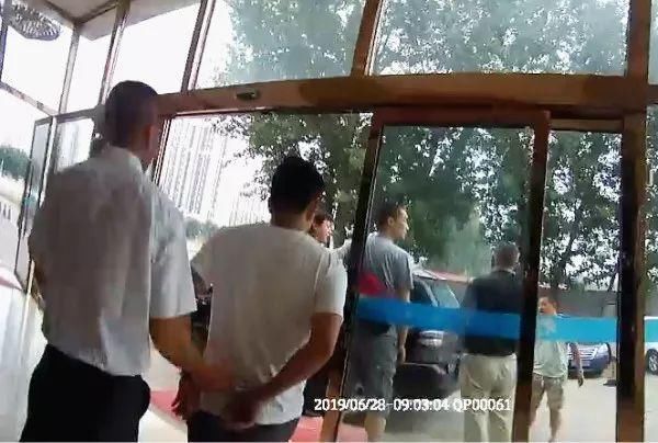 卖给你别墅十几块的假飞利浦剃须刀后,他们住英国青岛成本图片