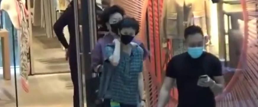 李嘉诚女友低调现身，身旁保镖惹眼，与李嘉诚相恋27年始终如一