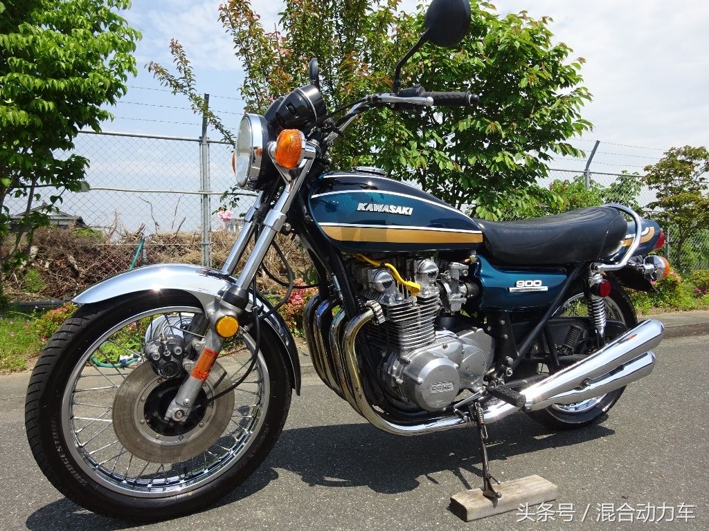 经典老款川崎Z1B摩托车