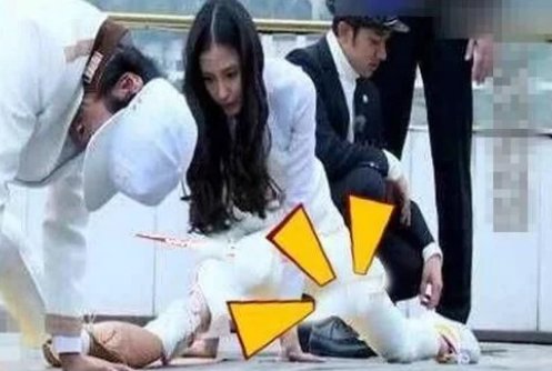 4位明星劈叉:杨颖最尴尬，迪丽热巴最震撼，小彩旗最厉害!