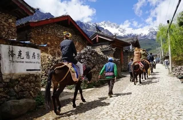 这座民宿位于玉龙雪山脚下第一村旁，是99％的游客都不知道的秘境