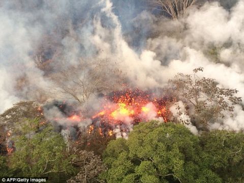 夏威夷基拉韦厄火山喷发 火山灰喷向3万英尺高