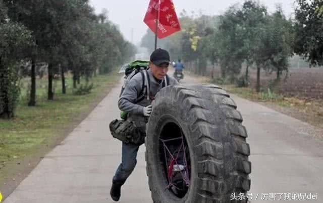 为什么很多徒步旅行的人，都要滚一个轮胎？原因让人哭笑不得