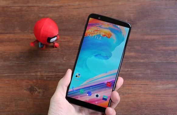 一加5T推送安卓8.0!足足1.8GB之多,大量bug被