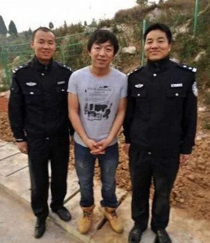 从“马云被抓”谈怎样与警察合影