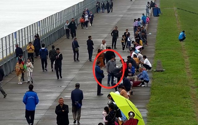 钱江潮叫板张学友 警方从观潮人群里揪出一逃犯