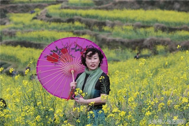 春天的婺源 油菜花盛开，姑娘头戴十元花环满山遍野拍照