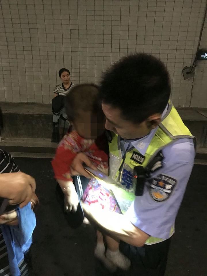 6月9日16时43分,高速交警杭州支队指挥中心像往常一样开展电子巡查,民警胡励毅在监控中发现杭长高速公路往杭州方向百丈隧道内情况异常:一辆小轿车碰撞大客车后,瞬间起火冒出浓烟。 不好!胡励毅心里一惊,要知道百丈隧道是杭长高速的最长隧道,全长3521米,隧道里的浓烟散发不掉,司乘人员生命都有极大危险!