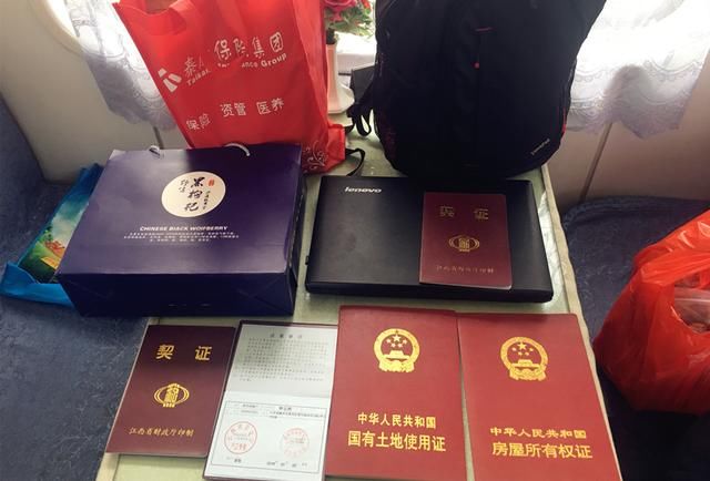 春运故事：T8001次列车长暖心之举 帮旅客找回遗忘物品