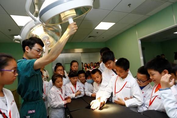 变身见习小医生 上海儿童观察员体验医生工作