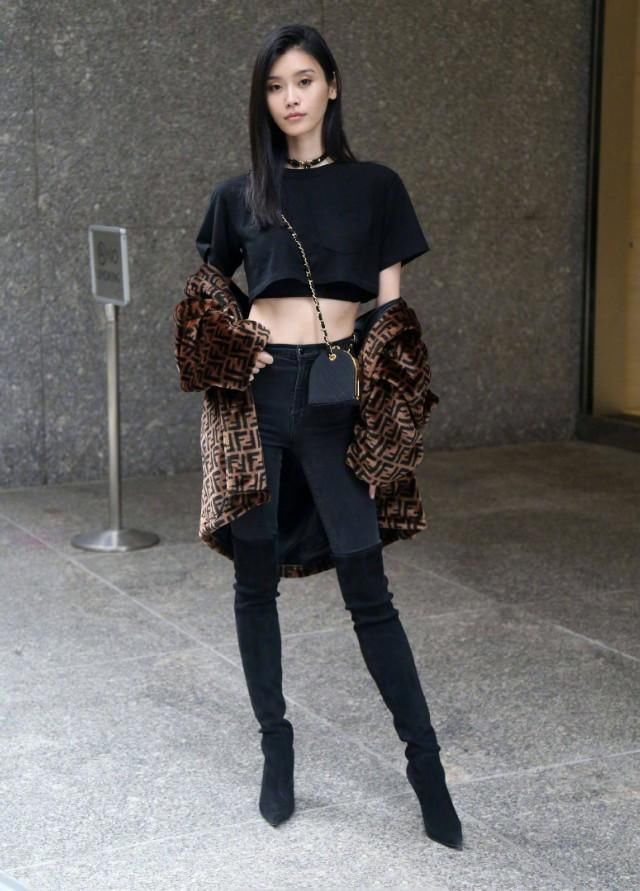 奚梦瑶瘦成纸片人,一身黑色露腰装维密试装,看