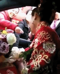 搞笑GIF:挤完地铁之后,我的裤子就变这样了 搞笑GIF:挤完地铁之后,我的裤子就变这样了