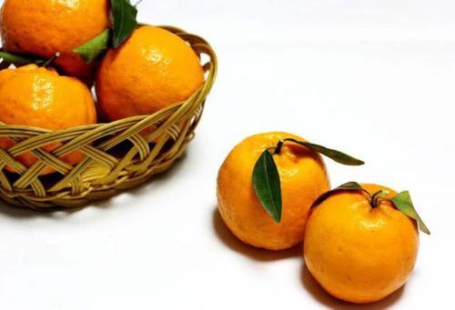 晚上把橘子皮贴在肚脐上,连贴7天,很多女人会