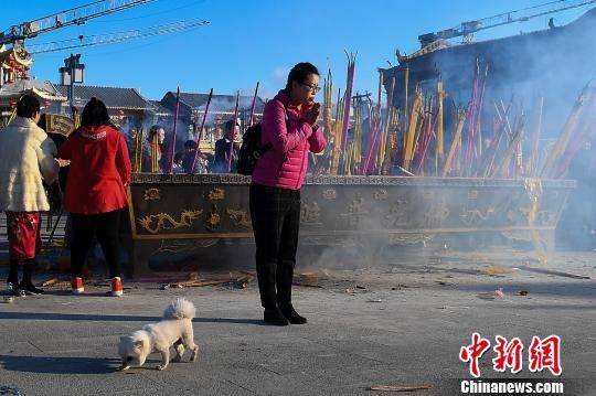 【新春见闻】山西大同民众正月初一烧高香祈福