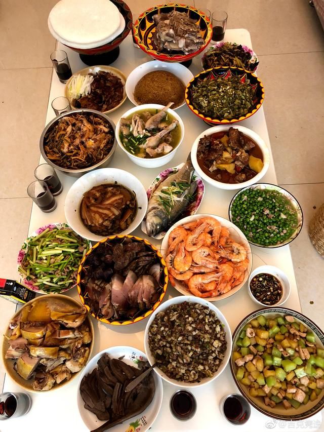 吉克隽逸晒最豪华年夜饭，21个菜都是大鱼大肉