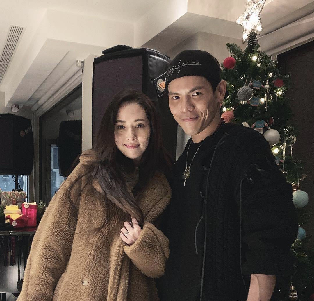 刚和郭碧婷订婚就给美女泳衣照点赞,向佐发文