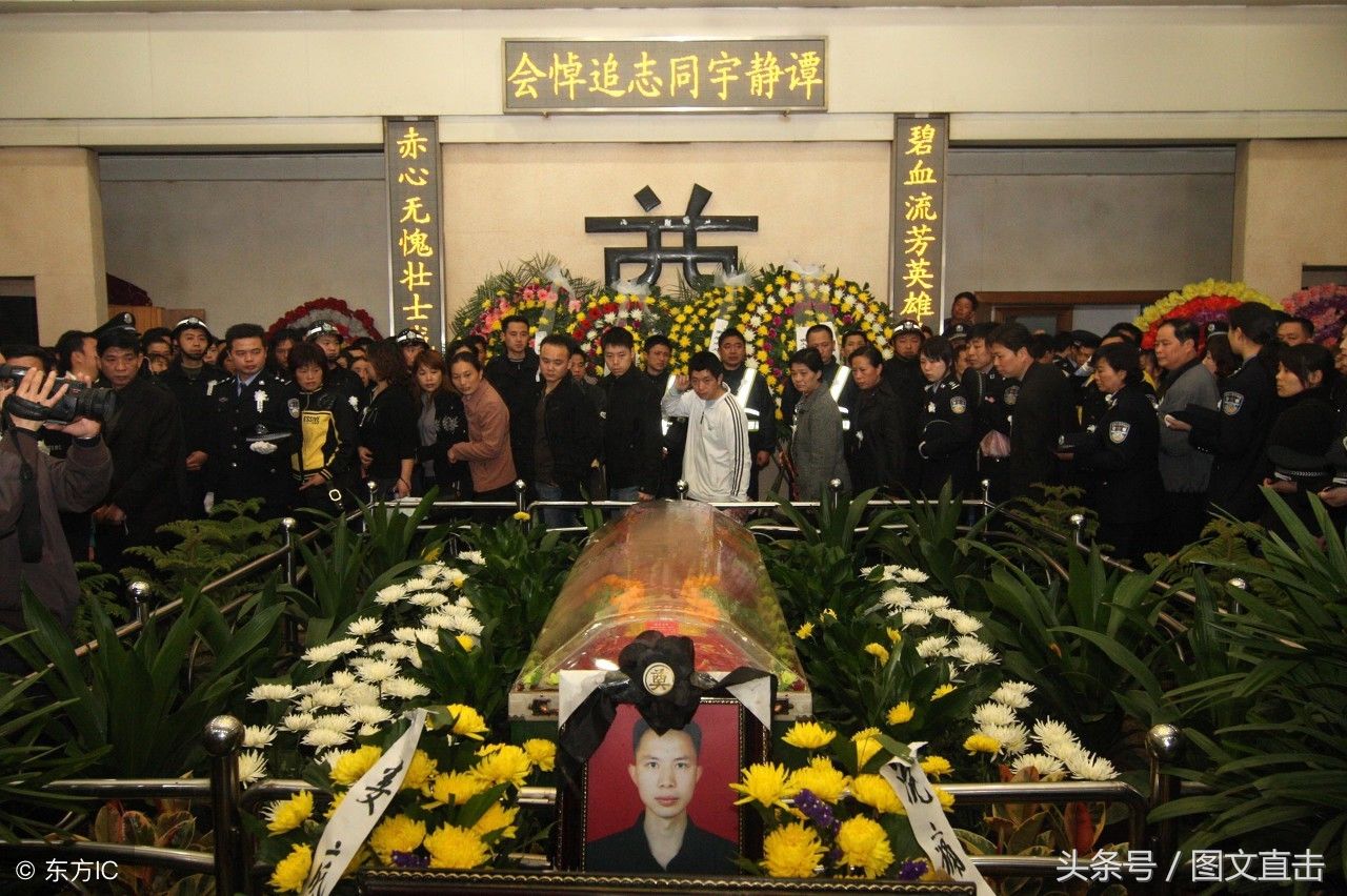 30岁民警当街抓歹徒受伤，血洒长街38米仍在追击，万人挥泪别英雄