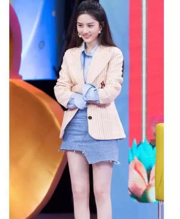 宋祖儿不离高跟鞋,灰丝袜配红色高跟鞋,出人意外的好看